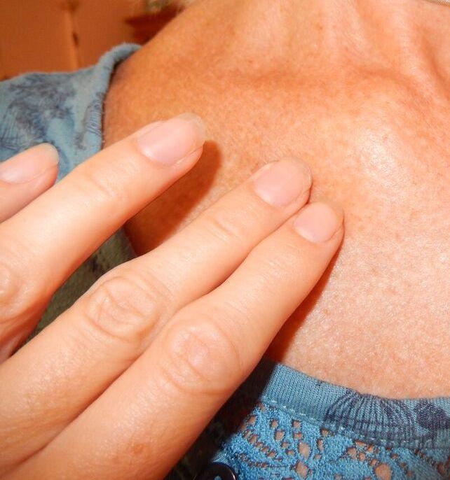 hand tapping by neck